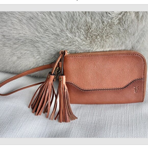 Frye Paige Tassel Cognac Leather Wristlet Clutch Wallet Gold Hardware Zip Bag - Picture 2 of 9